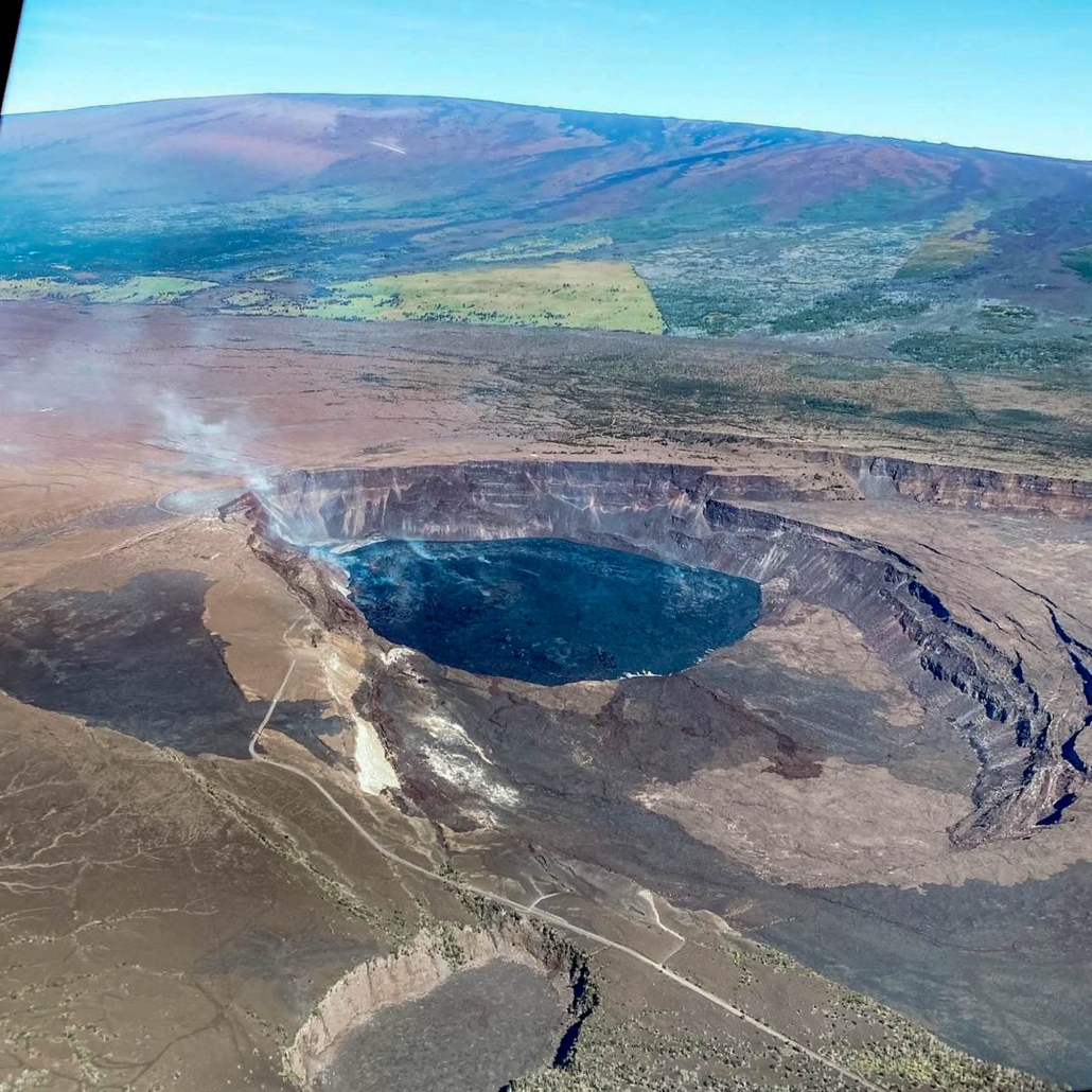 bluehawaiian helicopter around the volcanoes smoke