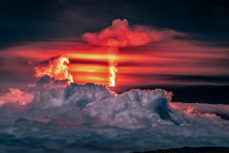 the immense power of mauna loa picture of the eruption in hawaii 