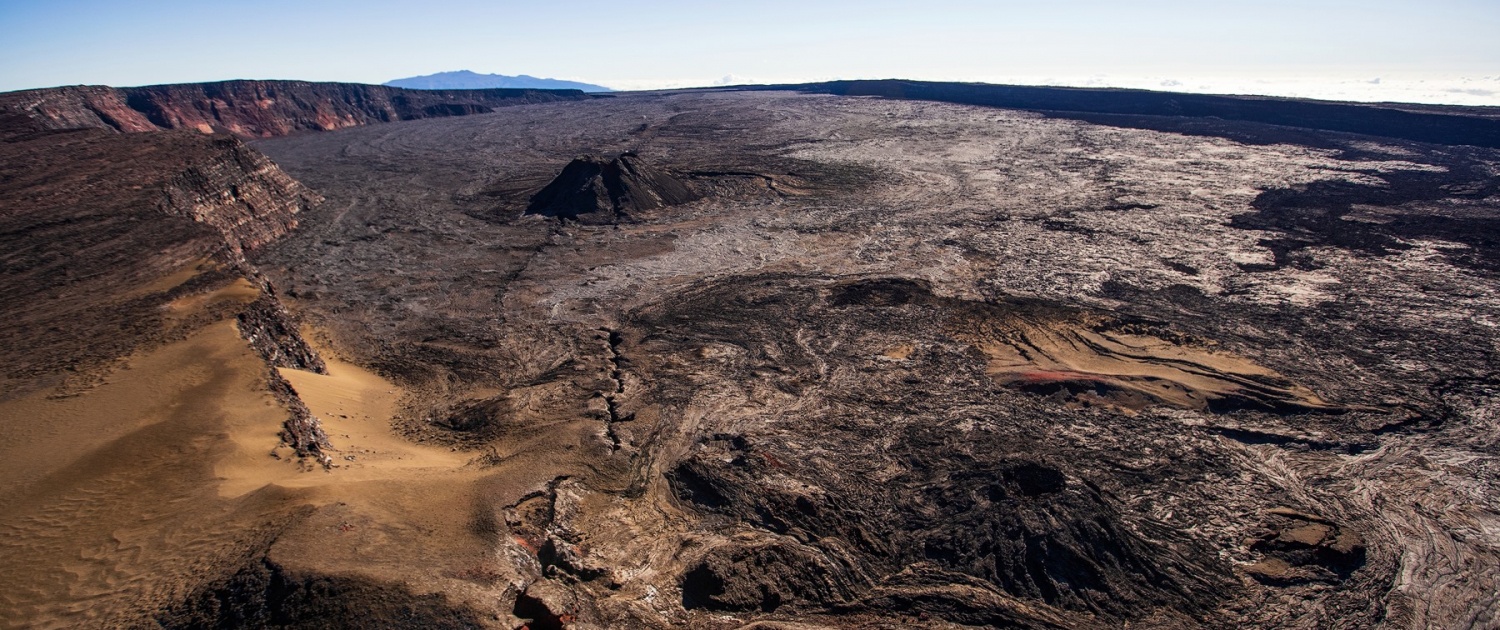 a view of mokuaweoweo caldera mauna loa overflight paradise helicopters big island july