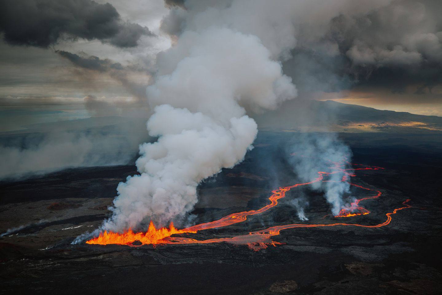 beautiful photo of mauna loa eruption big island paradisecopters