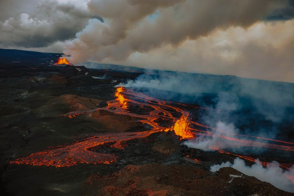 gorgeous photo of mauna loa eruption from a helicopter big island paradisecopters