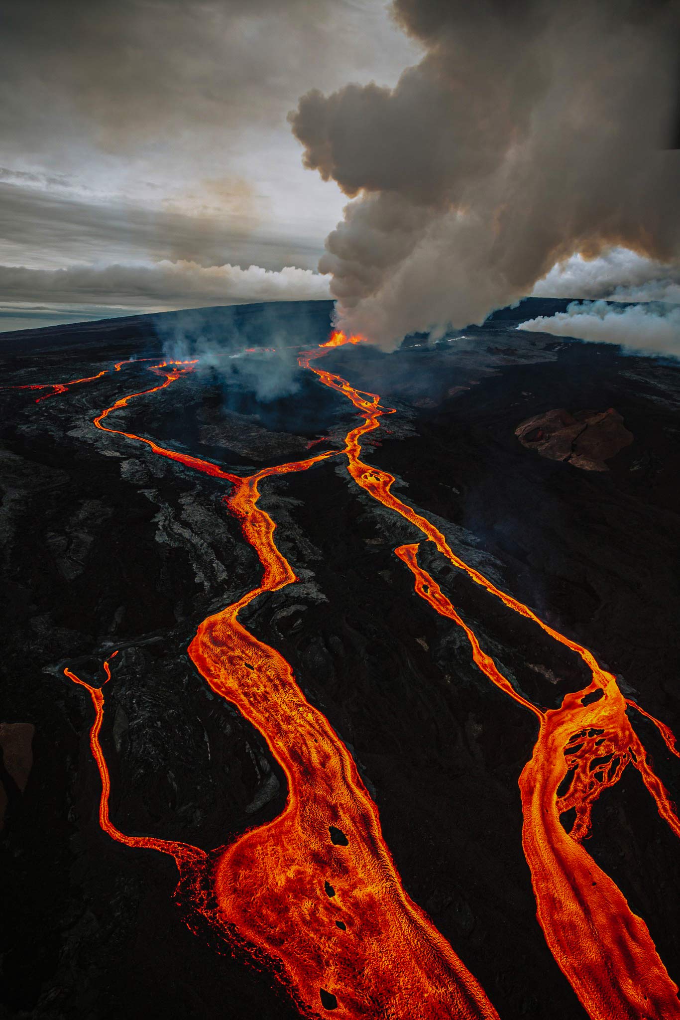 mauna loa eruption picture from big island paradisecopters