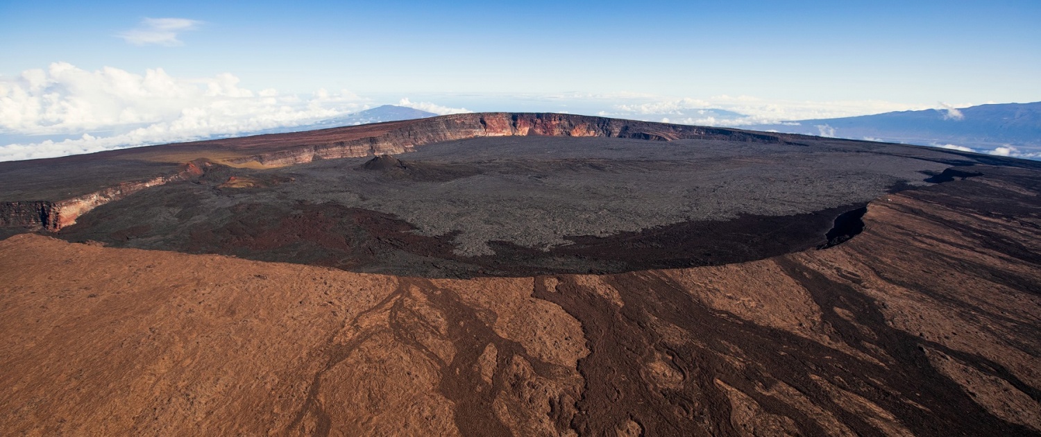 mauna loa overflight the impressive mokuaweoweo caldera from its southeast rim paradise helicopters july