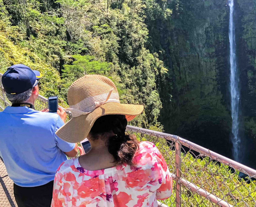 akaka falls state park couple